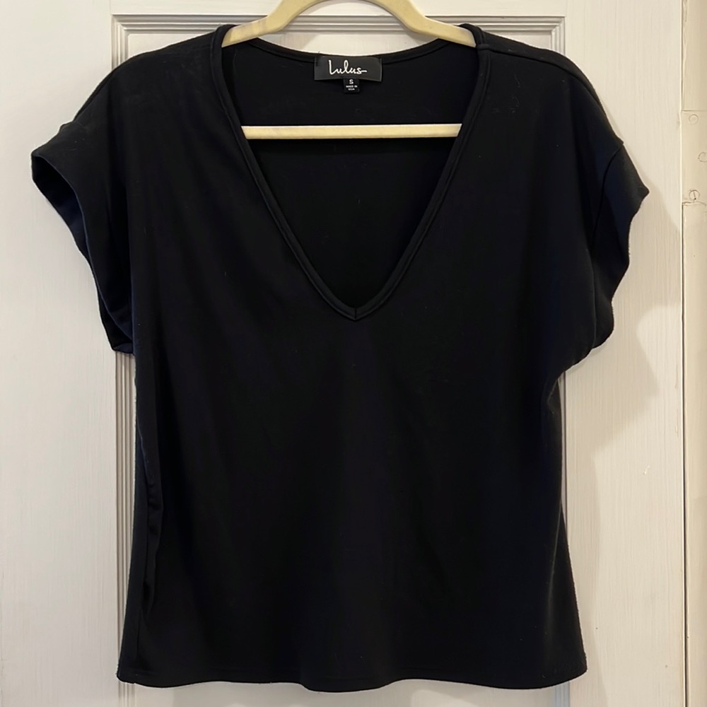 Black Lulu’s knit v-neck tee